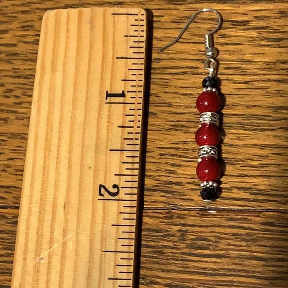 21286 Painted red stone and gray shell bracelet earring set. - Picture 2 of 8